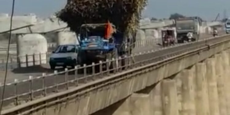 प्रकाशा येथील तापीनदी पुलावर स्टंट करणाऱ्या ट्रॅक्टरचालका विरूद्ध पोलीसांनी केला गुन्हा दाखल