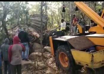 चरणमाळ घाटात साखर वाहून नेणाऱ्या मालवाहू ट्रकचा भीषण अपघात