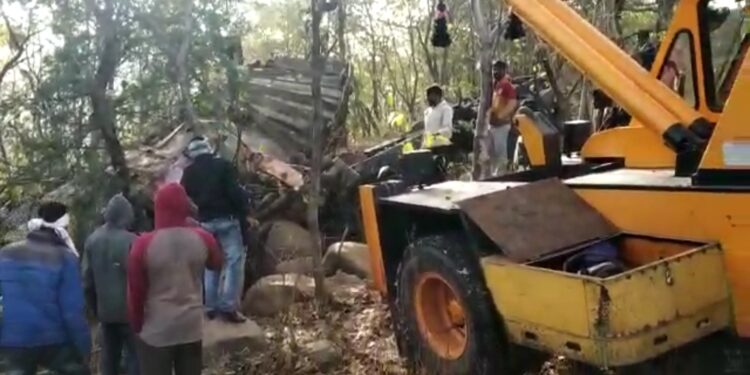 चरणमाळ घाटात साखर वाहून नेणाऱ्या मालवाहू ट्रकचा भीषण अपघात