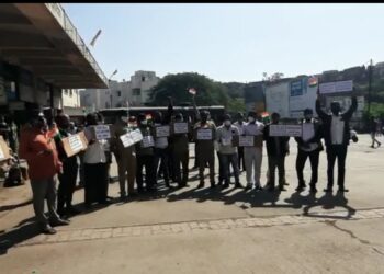 एसटी कर्मचाऱ्यांच्या न्याय हक्कासाठी प्रजासत्तादिनी कर्मचाऱ्यांनी केले भीक मांगो आंदोलन