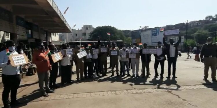 एसटी कर्मचाऱ्यांच्या न्याय हक्कासाठी प्रजासत्तादिनी कर्मचाऱ्यांनी केले भीक मांगो आंदोलन