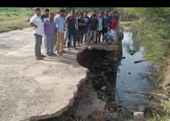 रस्त्याची तक्रार केल्याने लोकप्रतिनिधींकडून जीवे मारण्याची धमकी; गावकऱ्यांचं थेट मुख्यमंत्र्यांना पत्र