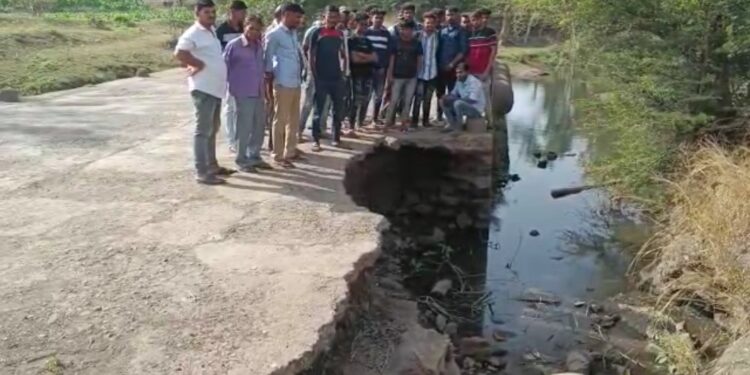 रस्त्याची तक्रार केल्याने लोकप्रतिनिधींकडून जीवे मारण्याची धमकी; गावकऱ्यांचं थेट मुख्यमंत्र्यांना पत्र