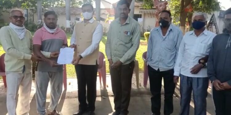 रांझणी-रोझवा ते चिनोदा शेतशिवार रस्ता व्हावा मागणी, शेतकऱ्यांचे आमदारांना निवेदन दिले