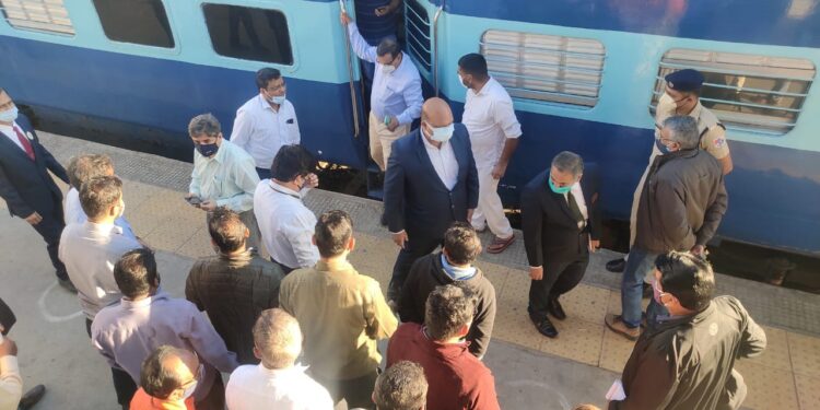 नंदूरबार येथे पश्चिम रेल्वेचे विभागीय प्रबंधक यांनी घेतला घटनेचा आढावा