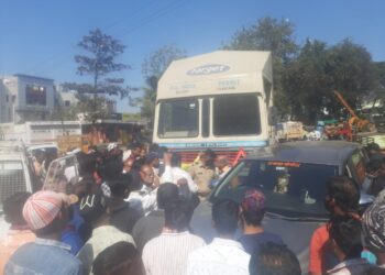 शिवसेनेचे जिल्हाप्रमुख आमशा पाडवी यांच्या वाहनाला कंटेनरने दिली धडक