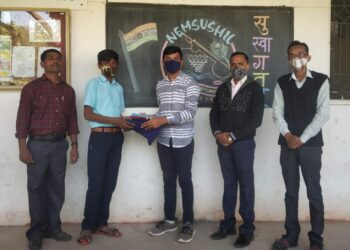 नेमसुशिल विद्यामंदिरात स्काऊटच्या माजी विद्यार्थ्यांकडून गणवेश वाटप