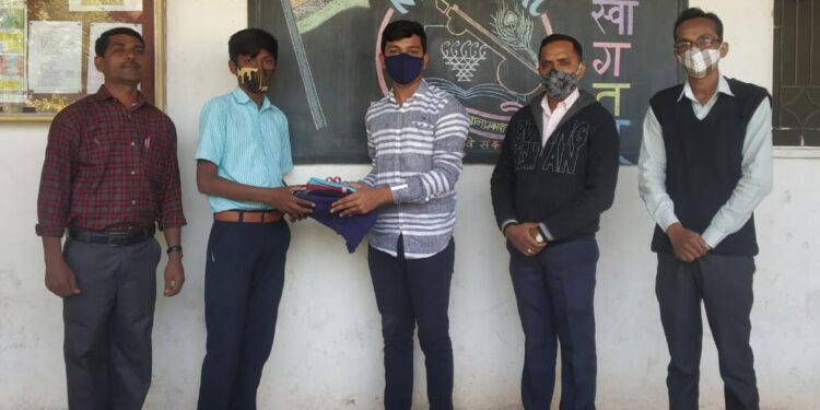 नेमसुशिल विद्यामंदिरात स्काऊटच्या माजी विद्यार्थ्यांकडून गणवेश वाटप