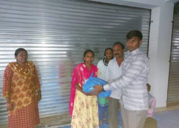 नवापूर येथे धनंजय भरत गावित यांच्या  स्वखर्चातुन 53 कर्मचाऱ्यांना किराणा किट वाटप