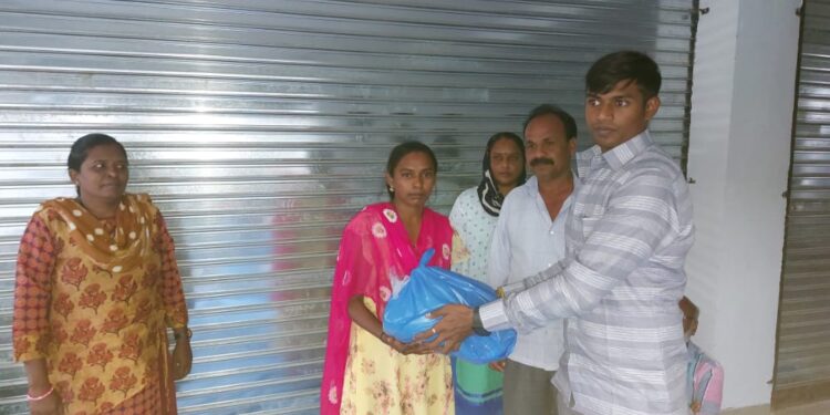 नवापूर येथे धनंजय भरत गावित यांच्या  स्वखर्चातुन 53 कर्मचाऱ्यांना किराणा किट वाटप