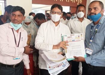 अनुसूचित जाती जमाती आयोगाचे अध्यक्ष ज.मो.अभ्यंकर यांना प्रहार शिक्षक संघटनेच्या वतीने निवेदन