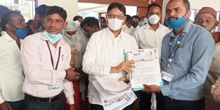 अनुसूचित जाती जमाती आयोगाचे अध्यक्ष ज.मो.अभ्यंकर यांना प्रहार शिक्षक संघटनेच्या वतीने निवेदन