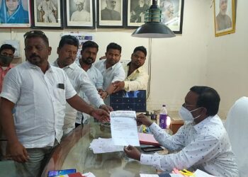 निकृष्ट कामाची तपासणी व्हावी,सा.बा. विभागाचे उपअभियंताना निवेदन