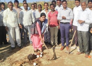 किलवनपाडा येथे महाराष्ट्र ग्रामीण रोजगार हमी योजने अंतर्गत रस्ता कामाचे भुमीपुजन
