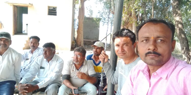 कोपर्ली येथे शेतकऱ्यांच्या  ठिय्या आंदोलनानंतर अखेर अतिरिक्त भार काढीत वीजपुरवठा झाला सुरळीत