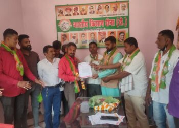 भारतीय किसान सेनेच्या पदाधिकाऱ्यांना  नियुक्त्या, प्रदेश महासचिव पंडित तडवी यांच्या हस्ते देण्यात आले नियुक्तीपत्र