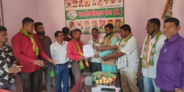 भारतीय किसान सेनेच्या पदाधिकाऱ्यांना नियुक्त्या, प्रदेश महासचिव पंडित तडवी यांच्या हस्ते देण्यात आले नियुक्तीपत्र