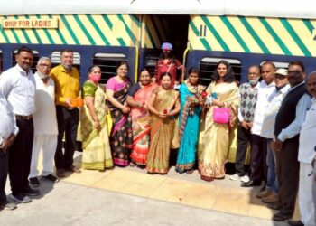 महाराष्ट्र प्रदेश प्रवासी महासंघातर्फे रथसप्तमी निमित्त नंदुरबार रेल्वेस्थानकावर तिळगुळ वाटप