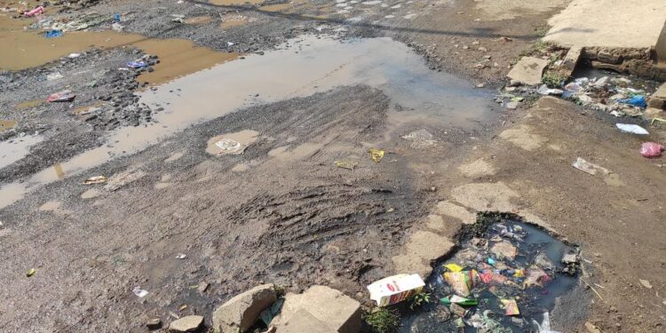 अक्कलकुवा शहरात गटारी झाल्या ओवरफ्लो ग्रामपंचायतीचे दुर्लक्ष