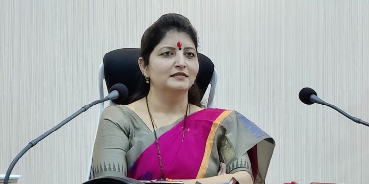 बालविवाह होणाऱ्या ग्रामपंचायतीचे सरपंच व विवाहाची नोंद करणाऱ्यांचे पद रद्द होणार : रुपाली चाकणकर