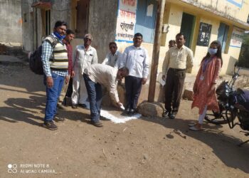 ड्रोन मॅपिंगसाठी रांझणीत सीमांकनचे चुना मार्किंग