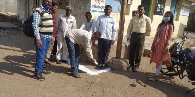 ड्रोन मॅपिंगसाठी रांझणीत सीमांकनचे चुना मार्किंग