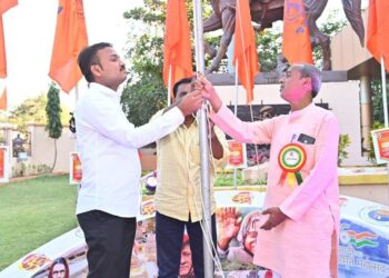 अभाविप महाराष्ट्र प्रदेशाच्या ५६ व्या  अधिवेशनास ध्वजारोहण करून प्रारंभ