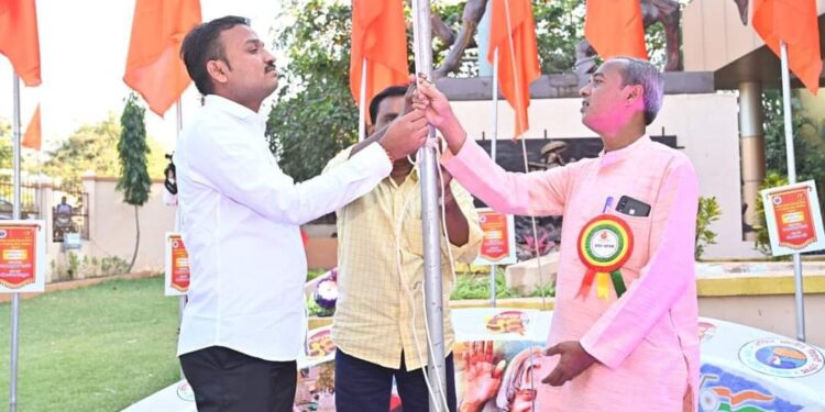 अभाविप महाराष्ट्र प्रदेशाच्या ५६ व्या  अधिवेशनास ध्वजारोहण करून प्रारंभ