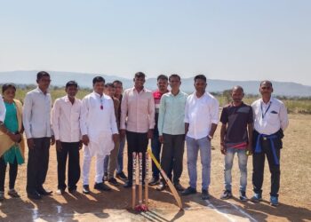 नवापाडा येथे धनंजय गावित व अमरसिंग गावित यांच्या हस्ते सुमाणिक ग्रामिण क्रिकेट टुर्नामेंटचा शुभारंभ