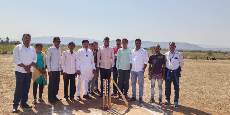 नवापाडा येथे धनंजय गावित व अमरसिंग गावित यांच्या हस्ते सुमाणिक ग्रामिण क्रिकेट टुर्नामेंटचा शुभारंभ