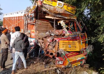 अंकलेश्वर- बऱ्हाणपूरमार्गावर भरधाव आयशरची ट्रकला जोरात धडक, एक ठार, एक जखमी