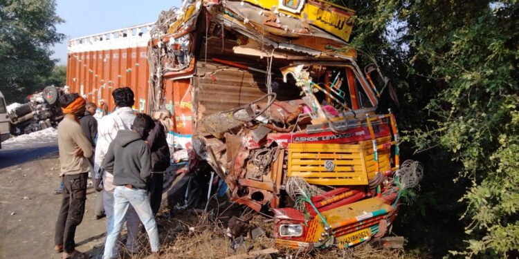 अंकलेश्वर- बऱ्हाणपूरमार्गावर भरधाव आयशरची ट्रकला जोरात धडक, एक ठार, एक जखमी