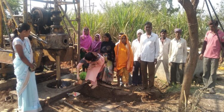 तलावडी येथे हातपंपाचे जि.प. अध्यक्षा ॲड.सीमा वळवी यांच्या हस्ते भूमिपूजन
