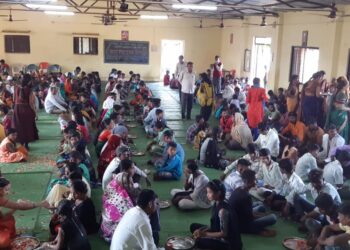 विश्वविक्रमी योग प्रशिक्षक योगिनी डॉ. प्रज्ञा पाटील यांच्या उपस्थितीत जळखे आश्रमशाळेत व्हॅलेंटाईन डे वॅलेन्टाईन डे ऐवजी करण्यात आले माता-पिता पूजन