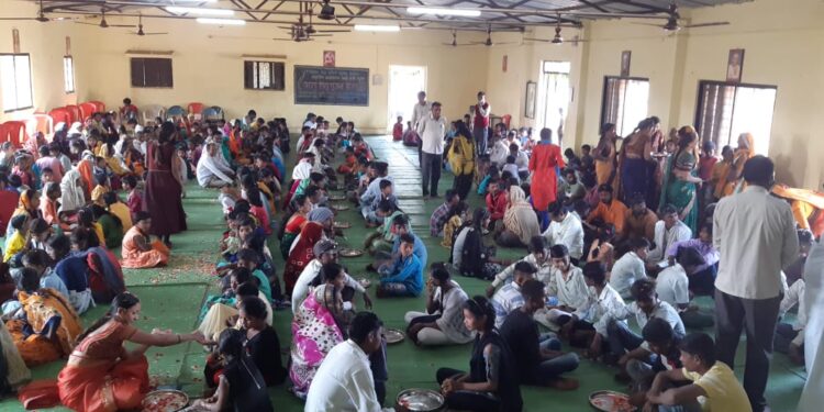 विश्वविक्रमी योग प्रशिक्षक योगिनी डॉ. प्रज्ञा पाटील यांच्या उपस्थितीत जळखे आश्रमशाळेत व्हॅलेंटाईन डे वॅलेन्टाईन डे ऐवजी करण्यात आले माता-पिता पूजन