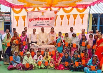 टोकरतलाव व करजकुपे येथे आ.डॉ . विजयकुमार गावीत यांच्या हस्ते 74 लाभार्थ्यांना केशरी शिधापत्रीकेचे वाटप, शिधापत्रीकेची मागणी करण्याचे आवाहन