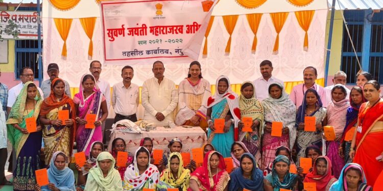 टोकरतलाव व करजकुपे येथे आ.डॉ . विजयकुमार गावीत यांच्या हस्ते 74 लाभार्थ्यांना केशरी शिधापत्रीकेचे वाटप, शिधापत्रीकेची मागणी करण्याचे आवाहन