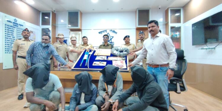 सुझलॉन टॉवरवर दरोडा टाकण्याच्या पुर्वतयारीत असणाऱ्या हट्टी येथील चौघांना नंदुरबार तालुका पोलीसांनी केली अटक,एक जण फरार, एअर गन, तलवारसह साहित्य केले जप्त