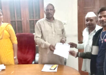 सुजलॉनने बळकावलेल्या शेतजमिनी शेतकर्‍यांना परत द्या शरद जोशी विचारमंच शेतकरी संघटनेची मागणी, खा.डॉ.हिना गावित व आ.डॉ.विजयकुमार गावित यांना निवेदन सादर