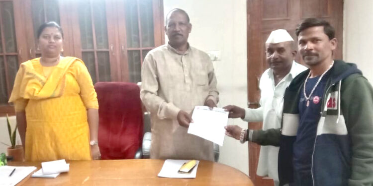 सुजलॉनने बळकावलेल्या शेतजमिनी शेतकर्यांना परत द्या शरद जोशी विचारमंच शेतकरी संघटनेची मागणी, खा.डॉ.हिना गावित व आ.डॉ.विजयकुमार गावित यांना निवेदन सादर