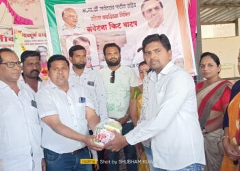 शहादा शहर व तालुका राष्ट्रवादीतर्फे एस टी आगारातील कर्मचाऱ्यांना संवेदना किट वाटप