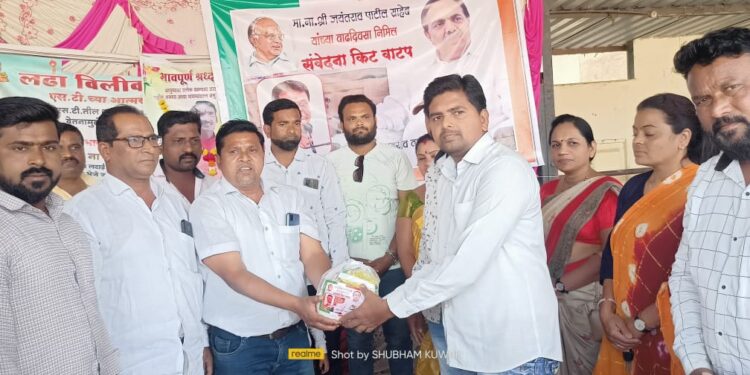 शहादा शहर व तालुका राष्ट्रवादीतर्फे एस टी आगारातील कर्मचाऱ्यांना संवेदना किट वाटप