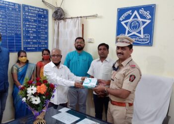 विसरवाडी पोलिसांचा पानबारा आश्रम शाळेकडून सत्कार