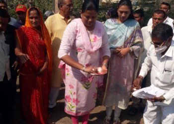 मांजरे येथे खा.हिना गावीत व  डॉ.विजयकुमार गावित यांच्या हस्ते जलजीवन मिशन योजनेचा कामाचा शुभारंभ