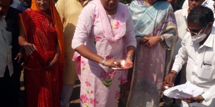 मांजरे येथे खा.हिना गावीत व  डॉ.विजयकुमार गावित यांच्या हस्ते जलजीवन मिशन योजनेचा कामाचा शुभारंभ