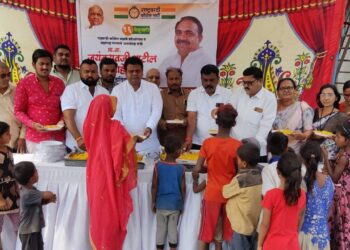 राष्ट्रवादीतर्फे जिल्हाध्यक्ष डाॅ.अभिजीत मोरे यांच्या हस्ते प्रदेशाध्यक्ष ना.जयंतराव पाटील यांच्या वाढदिवसानिमित्त अन्नदान