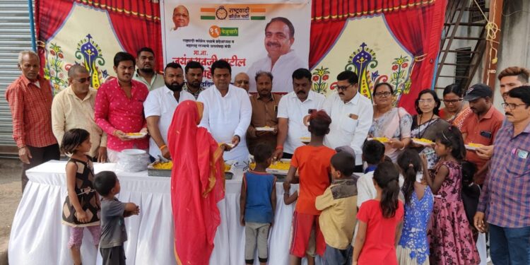 राष्ट्रवादीतर्फे जिल्हाध्यक्ष डाॅ.अभिजीत मोरे यांच्या हस्ते प्रदेशाध्यक्ष ना.जयंतराव पाटील यांच्या वाढदिवसानिमित्त अन्नदान