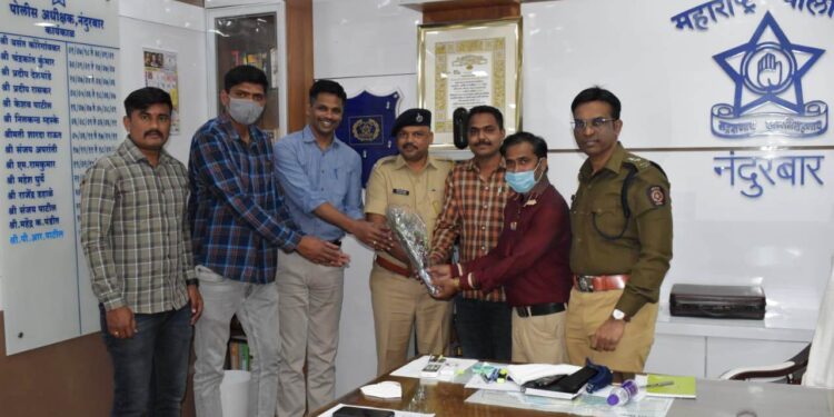 सावधान : ते चोरी करून राहत होते शहराबाहेर, बँकेतुन पैसे काढणाऱ्यांवर पाळत ठेवून 1 लाख रुपये चोरी करणारे स्थानिक गुन्हे शाखेच्या ताब्यात, एक लाख रुपयांचा मुद्देमाल हस्तगत