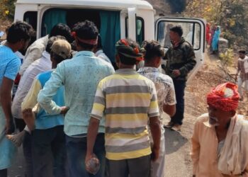 प्रवासी वाहतूक करणारी बोलेरो गाडी खोल दरीत कोसळली, अपघातात नऊ जण जखमी, दोघांची प्रकृती गंभीर