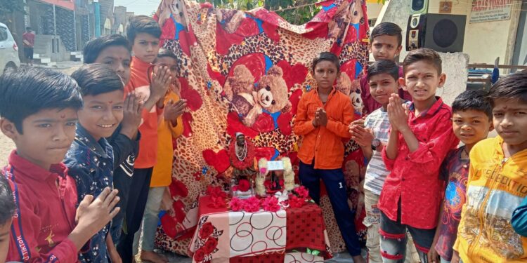 मातोश्री कॉलनीत चिमुकल्यांनी साजरी केली शिवजयंती